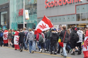 Jovens protestam pela legalização da maconha no Canadá