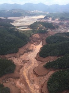 Mariana (MG) - barragem pertencente à mineradora Samarco se rompeu no distrito de Bento Rodrigues, zona rural a 23 quilômetros de Mariana, em Minas Gerais (Corpo de Bombeiros/MG - Divulgação)