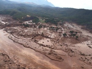 Mariana (MG) - barragem pertencente à mineradora Samarco se rompeu no distrito de Bento Rodrigues, zona rural a 23 quilômetros de Mariana, em Minas Gerais (Corpo de Bombeiros/MG - Divulgação)