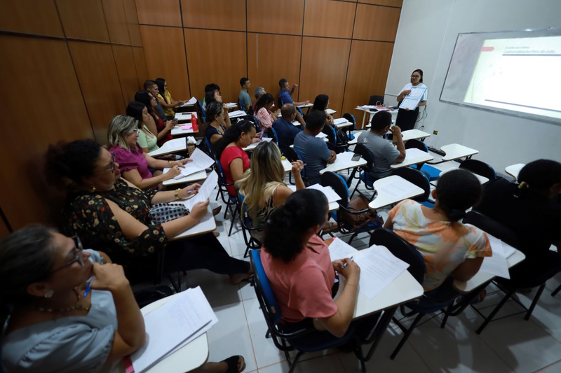 PROFESSORES RECEBEM FORMAÇÃO PIONEIRA NA AMAZÔNIA