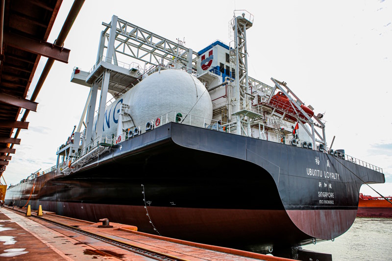 NAVIO DA ANGLO AMERICAN MOVIDO A GNL ATRACA EM PORTO DO AÇU