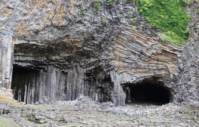 GENBUDO: A CAVERNA DE BASALTO