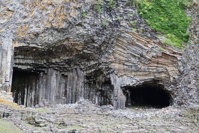 GENBUDO: A CAVERNA DE BASALTO